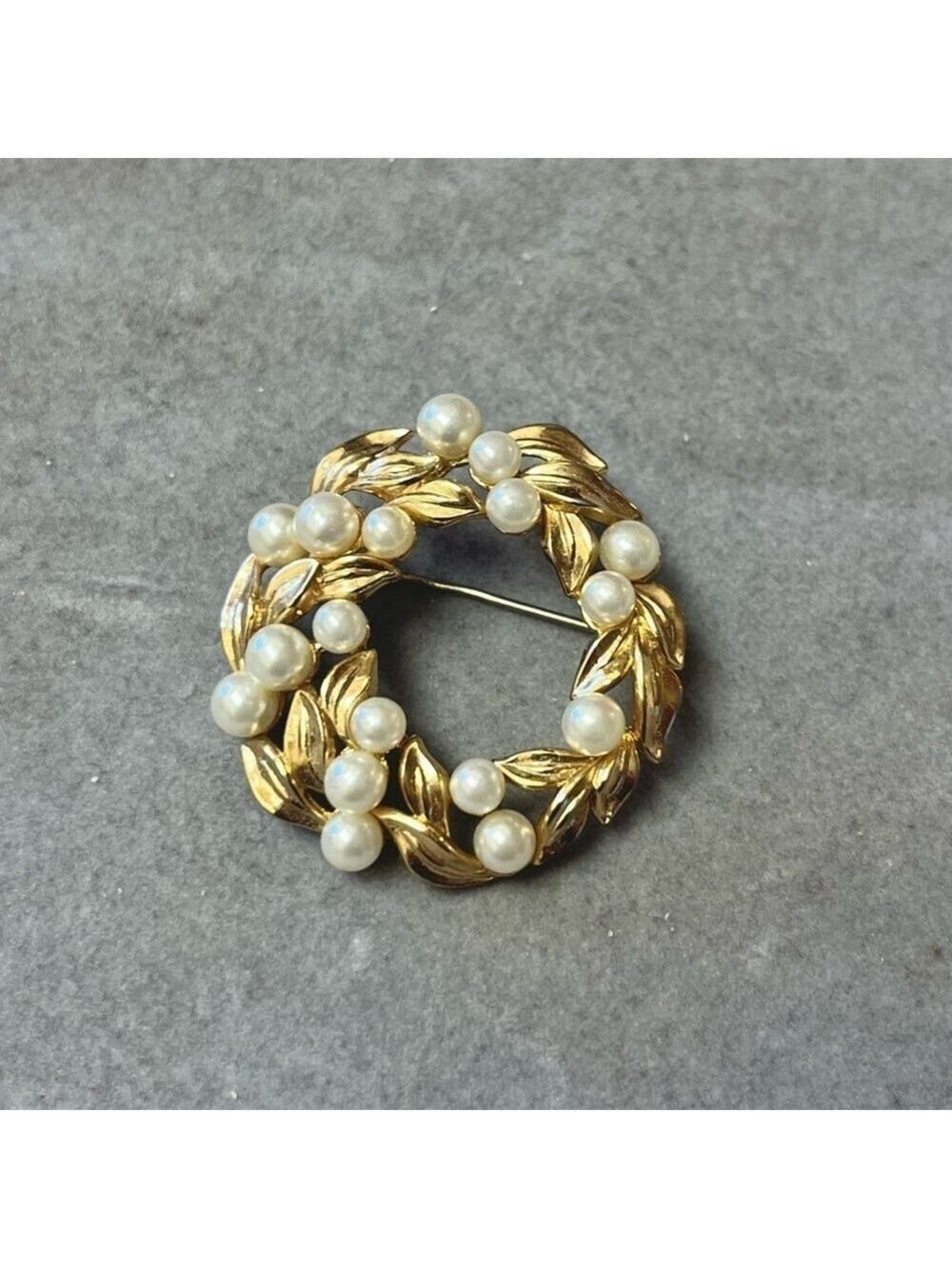 Vintage Crown Trifari brooch pin wreath leaves pearls gold tone VTG signed